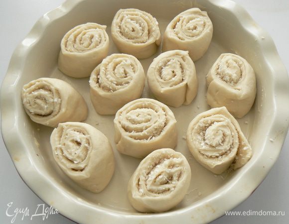 Булочки неплотно,оставляя место уложить в смазанную маслом форму, накрыть пленкой, убрать в тепло на 15-20 минут.