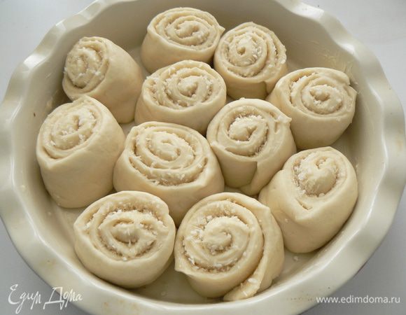 перед выпечкой смазать аккуратно  растит.маслом и посыпать оставшейся посыбкой