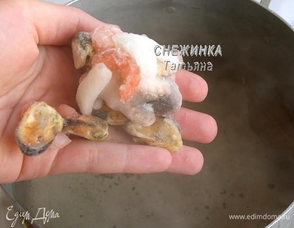 Ставим кипятить в кастрюлю воду, солим, перчим немного, кладём лавровый лист. Кидаем морской коктейль и варим с момента закипания 7 минут.