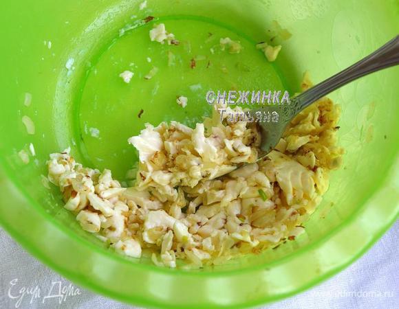 В это время готовим остальные ингредиенты для начинки. Луковицу чистим, моем, мелко нарезаем. Обжариваем на растительном масле. Ещё горячий лук соединяем с плавленым сыром и разминаем вилкой.