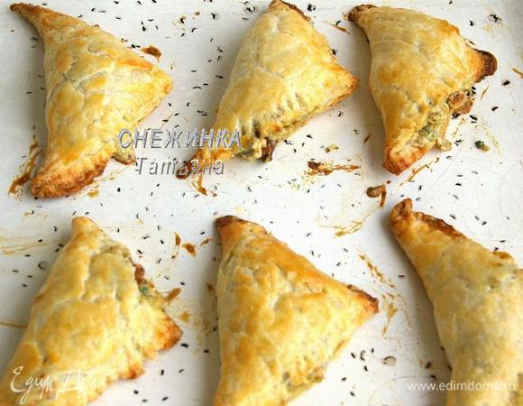 Кладём их на противень и отправляем в духовку на 20 минут. Можно смазать предварительно верх пирожков яйцом, но это не обязательно.