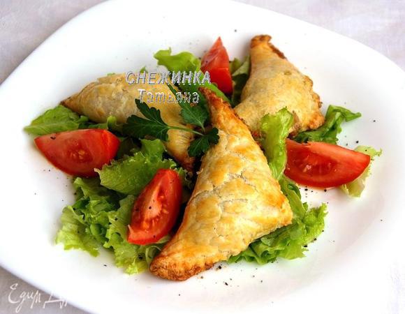 Готовые пирожки кладём поверх салата. Можно подавать.