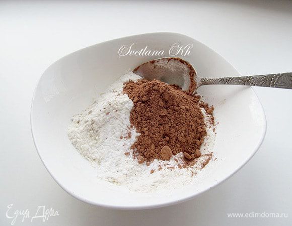 Рисовую муку, ванилин, разрыхлитель и  какао просеять в миску.