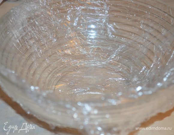 стеклянную миску застелить пищевой пленкой