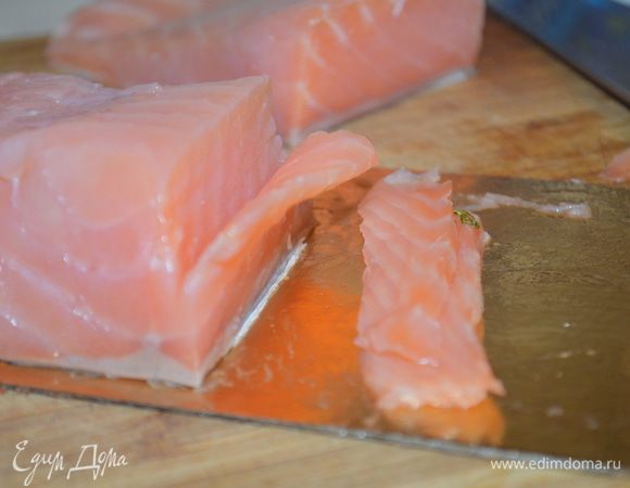 теперь надо нарезать форель очень тонкими пластинками