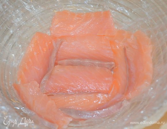 выкладываем дно и бока рыбой по кругу