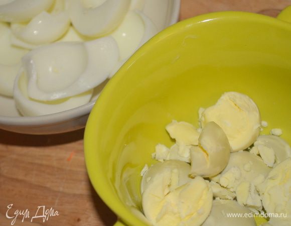 разделить на белки и желтки. Натереть по отдельности на мелкой терке