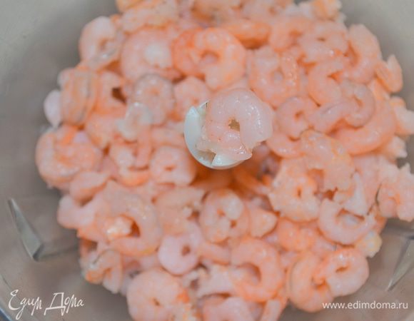 креветки отварить до готовности (я отваривала пару минут), измельчить в блендере