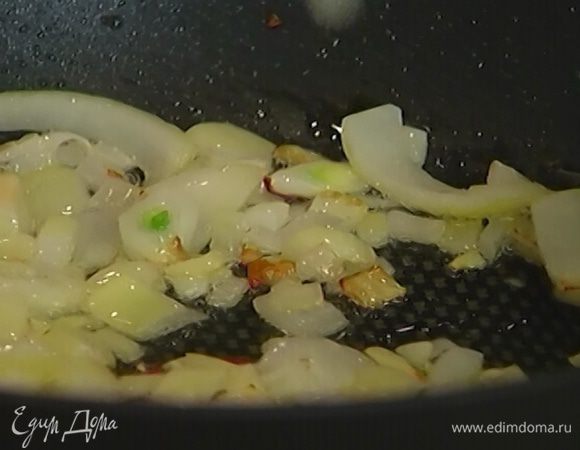 Разогреть в глубокой сковороде 1 ст. ложку оливкового масла и обжарить лук до прозрачности.