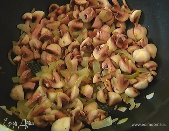 Шампиньоны почистить, крупные разрезать на 4 части, добавить к луку, посолить, поперчить, перемешать и готовить на медленном огне.