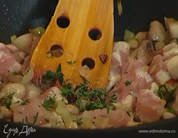 Курицу порезать небольшими кубиками, выложить к грибам с луком, добавить оставшееся оливковое масло, листья тимьяна, посолить и обжаривать курицу на сильном огне до золотистой корочки.