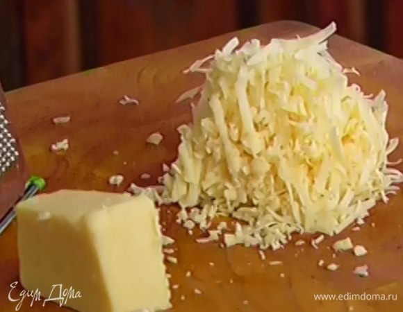 Сыр натереть на крупной терке.