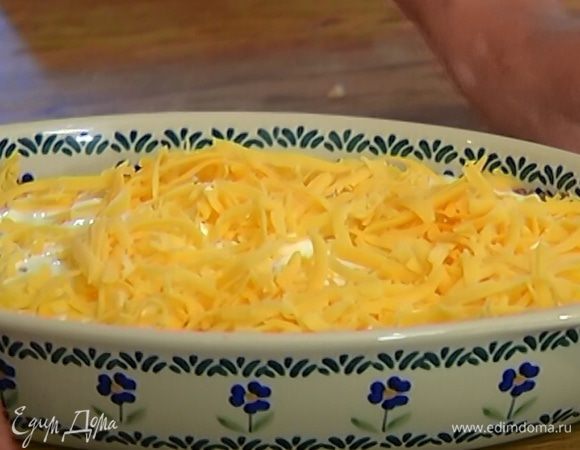 Курицу с грибами выложить в керамическую форму для выпечки, добавить гречку, разровнять, сверху покрыть все толстым слоем сметаны и посыпать сыром.