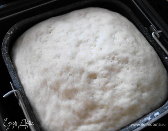В съемную чашу хлебопечки выкладываем продукты и ставим чашу в хлебопечку. Выбираем программу "Тесто" и через 1,5 часа у нас будет мягкое и нежное дрожжевое тесто.