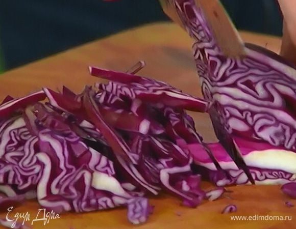 Капусту нашинковать.