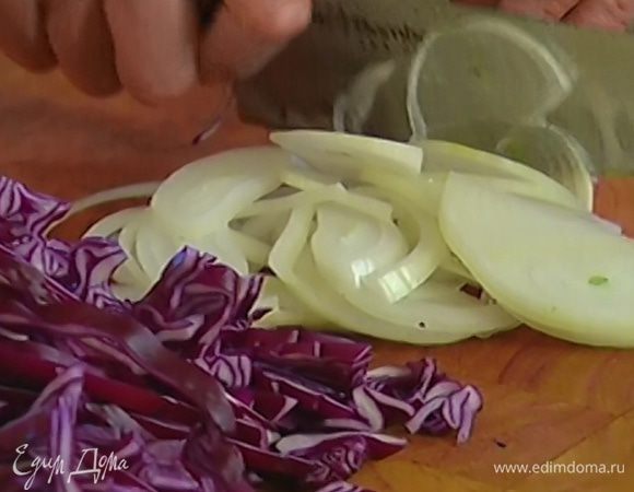 Лук почистить и нарезать полукольцами.