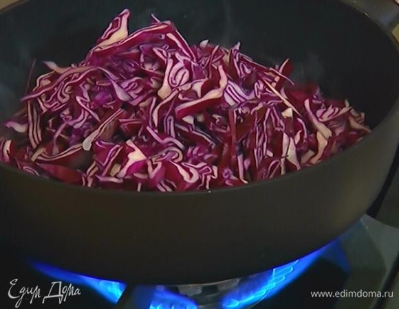 Разогреть в глубокой тяжелой сковороде оливковое масло, добавить капусту, лук, чеснок и обжаривать все пару минут.