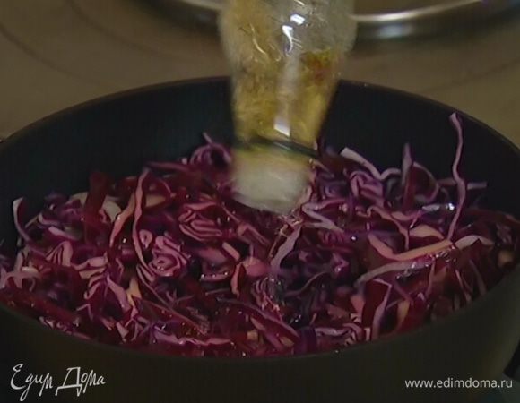 Всыпать сахар, влить уксус и 80–100 мл горячей воды, перемешать, уменьшить огонь, накрыть крышкой и тушить.