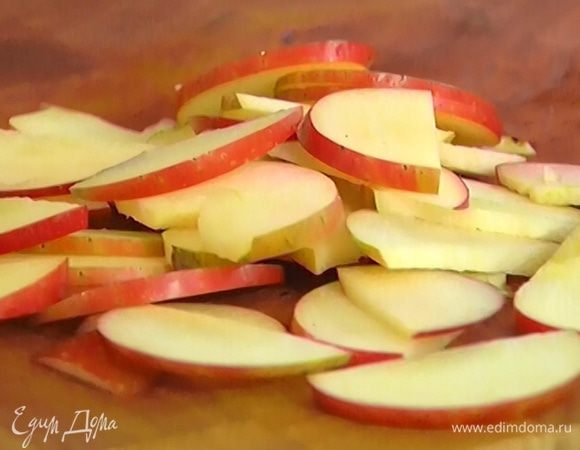 Яблоко, удалив сердцевину, нарезать не очень тонкими дольками и отправить к капусте.