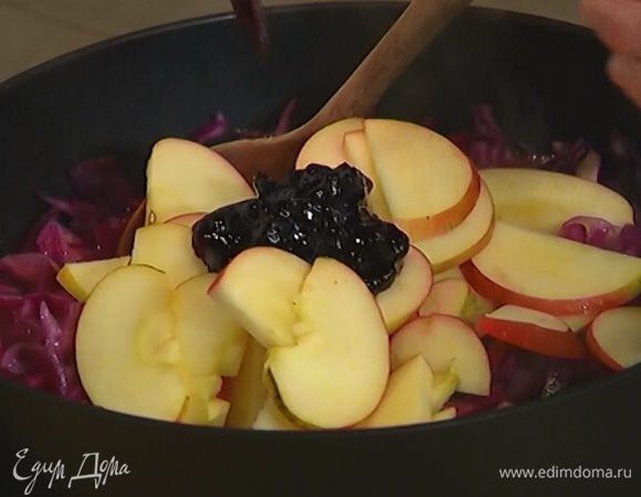 Добавить в сковороду варенье, все посолить, перемешать и продолжать тушить под крышкой на небольшом огне еще 20–30 минут.