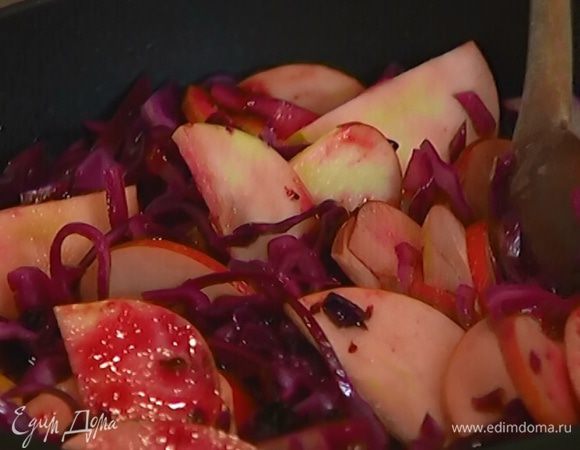 Готовую капусту посыпать специями и еще раз перемешать.