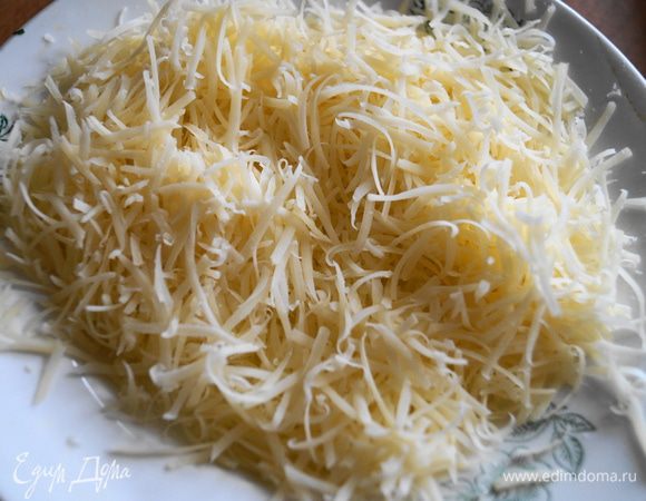 Натираем на мелкой терке сыр