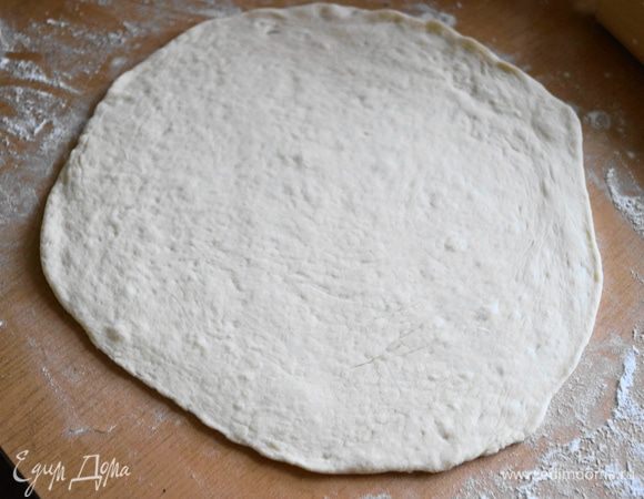 Готовое тесто вынимаем из чаши и делим на 4 части, 1 часть раскатываем, остальные убираем пока в хлебопечку