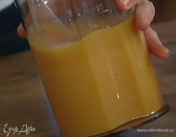 Яйца с сахаром взбить миксером в крепкую пену.