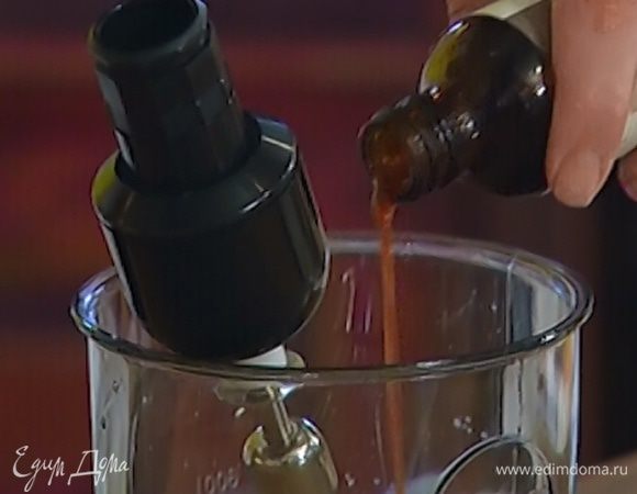 Продолжая взбивать, добавить ванильный экстракт, посолить.