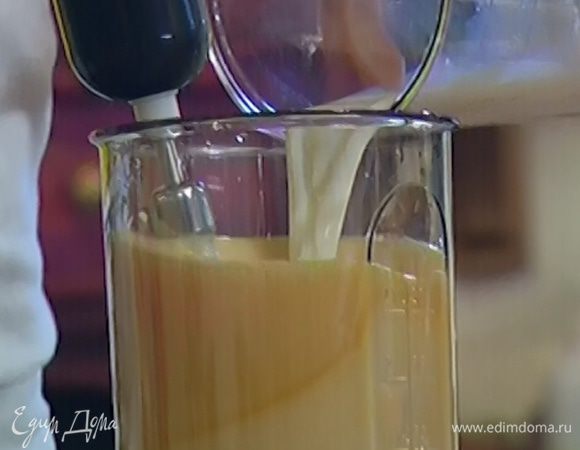 Не выключая миксера, влить молоко и еще немного взбить.