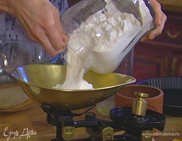 Ввести муку и вымешать тесто сначала лопаткой, затем миксером, чтобы не осталось комочков.