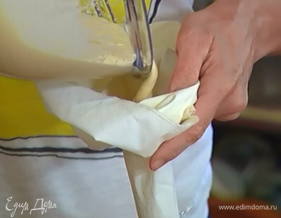 Выложить тесто в кондитерский мешок.