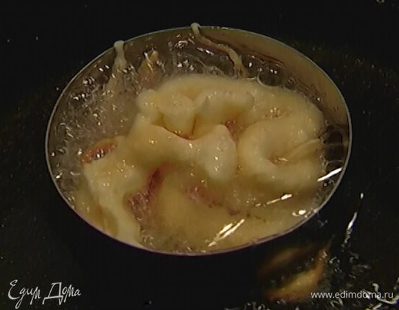 В тяжелой кастрюле разогреть оливковое масло, заполнив дно кастрюли на 3–4 см, поместить в горячее масло кондитерское кольцо и выдавливать в него тесто в виде гнезда. Как только тесто схватится, удалить кольцо и обжаривать хворост до золотистого цвета.