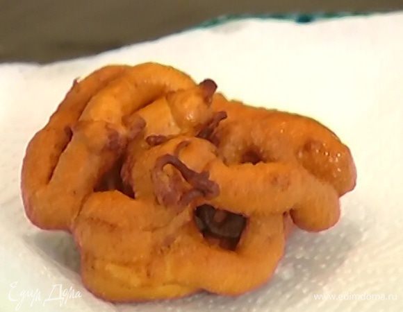 Готовый хворост выкладывать на бумажное полотенце, чтобы удалить излишки жира.