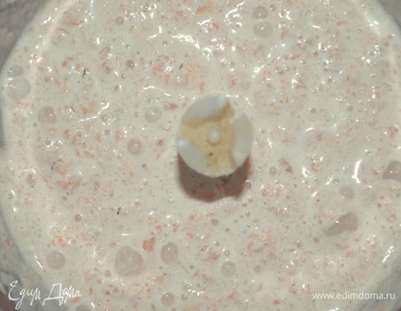 добавить к креветкам сметану (2-3 ст ложки), посолить, поперчить немного