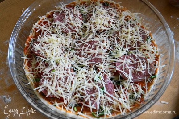 Сверху пиццу обильно посыпаем натертым сыром. Разогреваем духовку до 250 градусов. Ставим туда нашу пиццу запекаться на 6-7 минут.