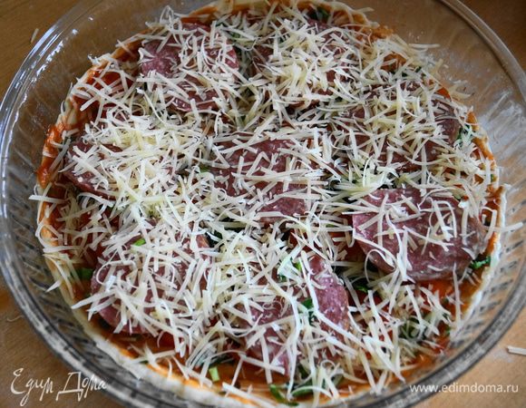 Сверху пиццу обильно посыпаем натертым сыром. Разогреваем духовку до 250 градусов. Ставим туда нашу пиццу запекаться на 6-7 минут. 