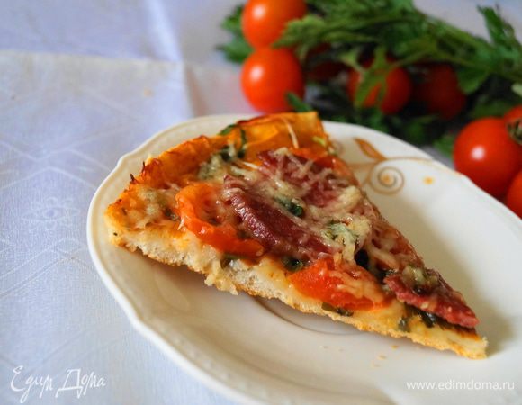 Режем пиццу на кусочки. Приятного аппетита!!!