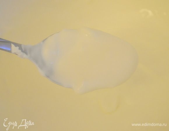 для крема смешиваем сливочный сыр, желатин и оставшуюся сметану. Чуть солим. Все взбиваем. 