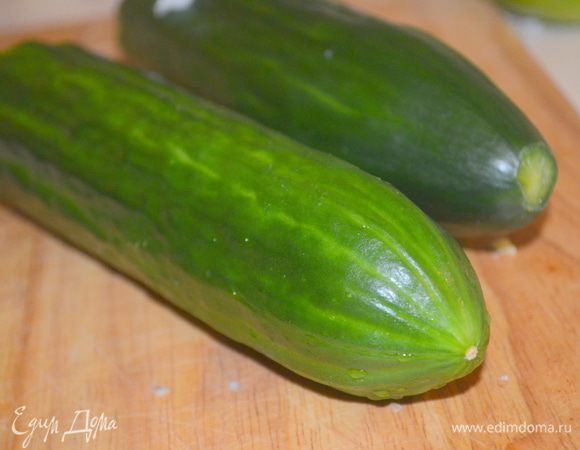 огурец помыть и почистить. 