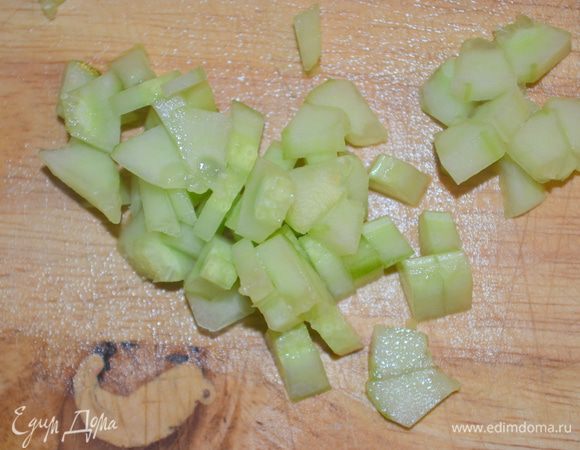 нарезать на очень маленькие кубики, при этом семечки и центр убрать. 