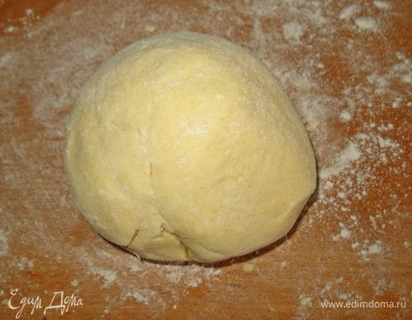 Маргарин растереть в крошку с мукой.  Добавить сметану, разрыхлитель и вымешать. 