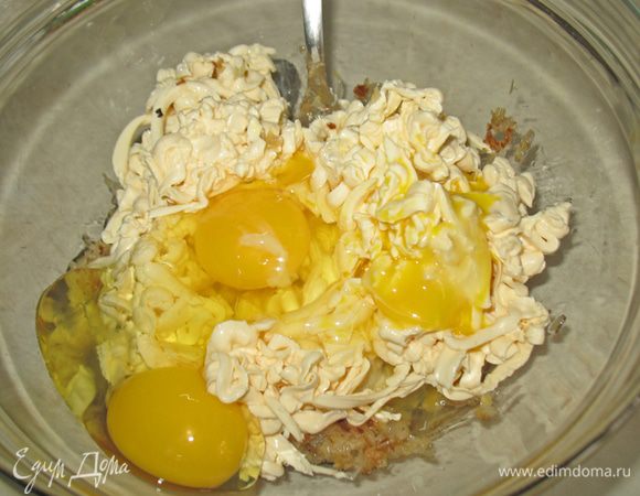 К жаренному остывшему луку добавить потертые плавленные сырки, яйца, порезанный зеленый лук. 