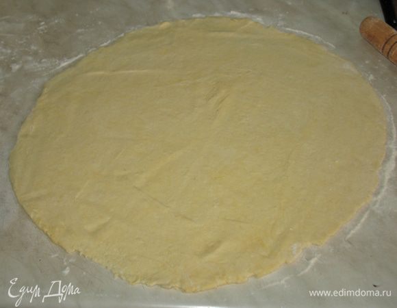 Тесто разделить на две части, одна немного больше другой. Раскатать и большую часть уложить в форму, создавая бортики.  