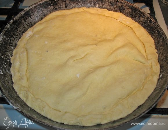 Сверху на начинку выложить вторую часть теста и защипать края теста. Сверху пирог смазать желтком и посыпать кунжутом. 