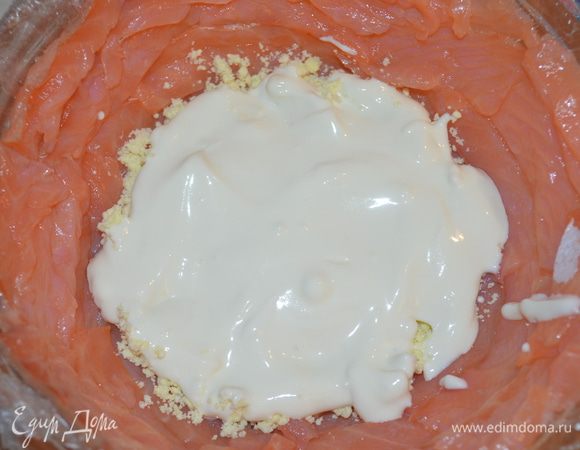 сверху смазываем кремом (не сильно густо)