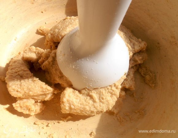 Всё просто,если заранее у вас сделана баночка арахисовой пасты...У меня съедается она моментально, поэтому быстренько приготовила порцию для рулетика. Взбиваем арахис, прикрывая верх, иначе орехи выстреливают! Немного подливаем масла из косточек винограда (или любого другого!).