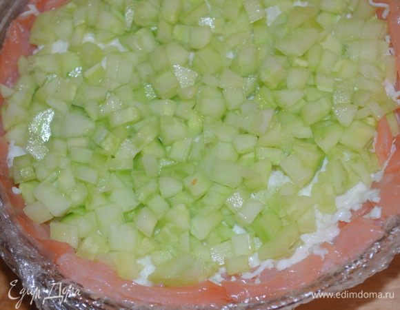 раскладываем кубики огурца (чуть солим)