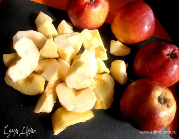 Яблоки очищаем полностью...
