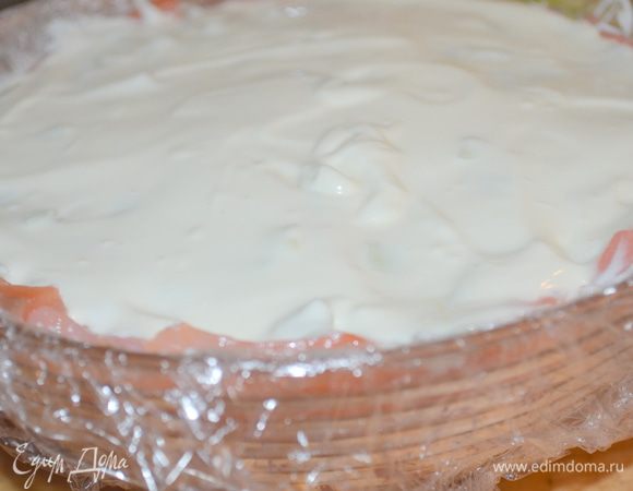 и весь оставшийся крем...закрываем свисающими краями пленки и убираем в холодильник на ночь...